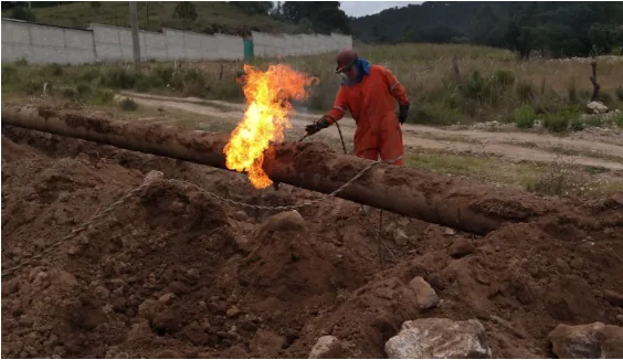 Personal de IPAMEX realizando trabajos de corte sobre una línea de conducción