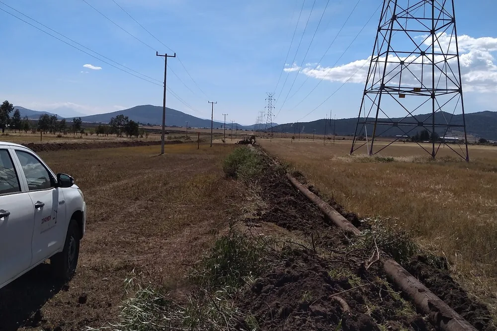 Trabajos de IPAMEX sobre el derecho de vía de un ducto en campo abierto