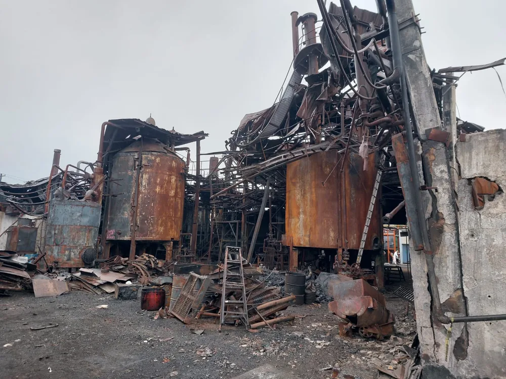 Planta industrial fuera de operación durante su desmantelamiento