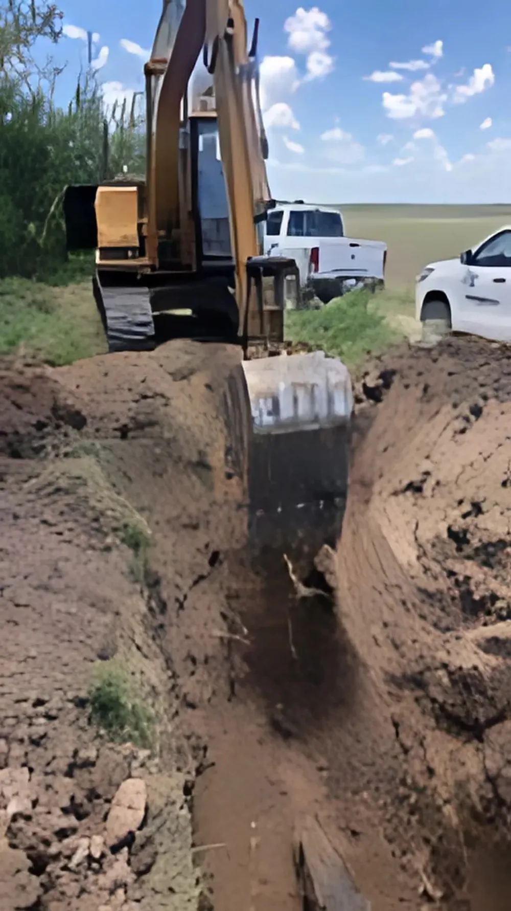 Excavadora descubriendo un ducto fuera de operación para su retiro