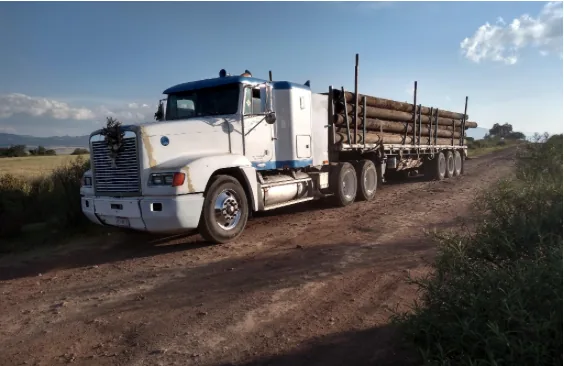 Tractocamión de IPAMEX transportando tubería recuperada