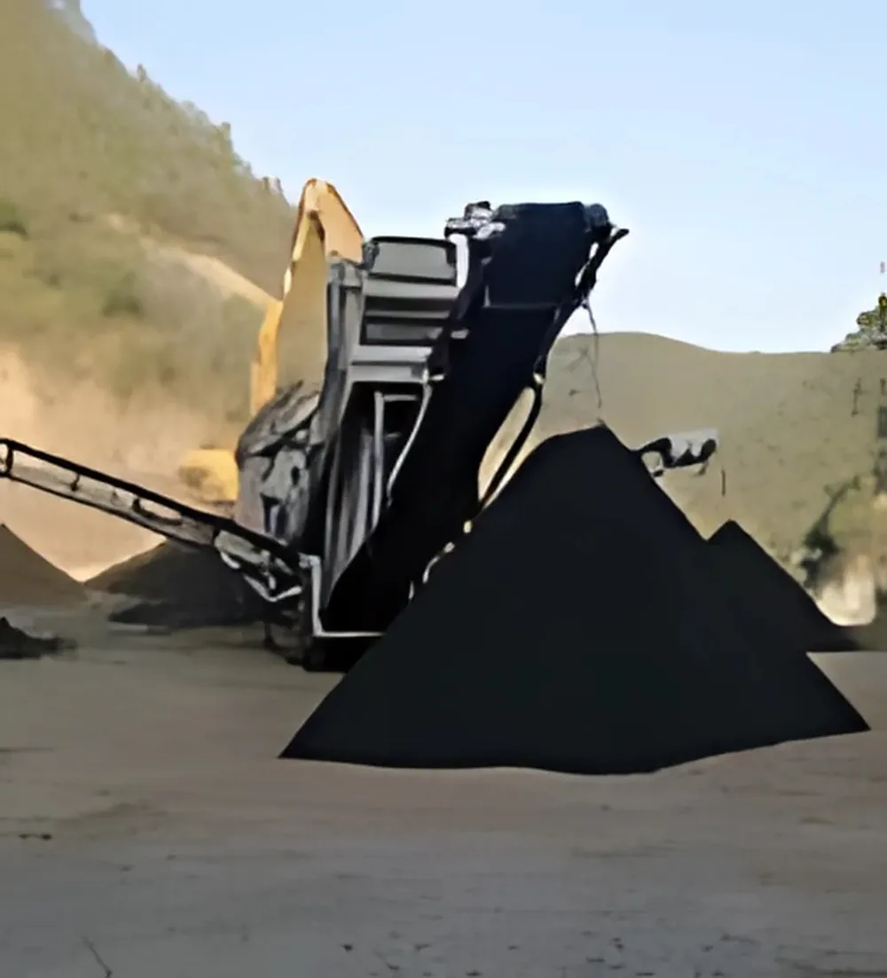 Banda transportadora descargando material procesado
